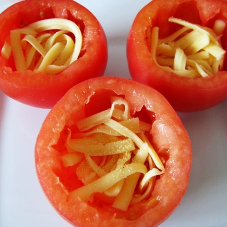 Krok 3 - Pomidory faszerowane jajkiem foto
