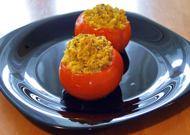 Fotografia przedstawiająca pomidory faszerowane komosą ryżową