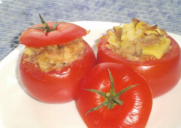 Fotografia przedstawiająca Pomidory faszerowane łazankami