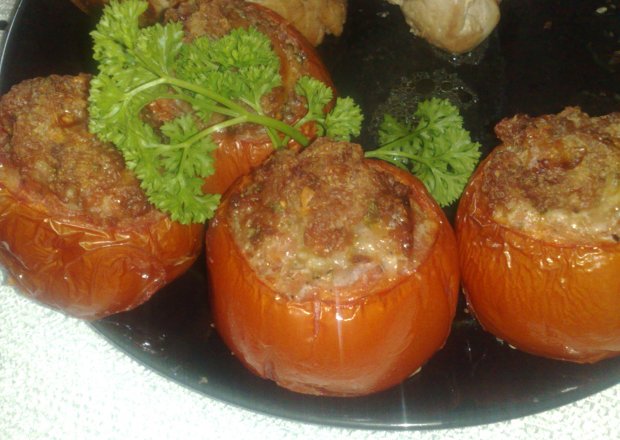 Fotografia przedstawiająca pomidory faszerowane mięsem i mozarellą