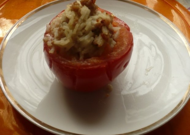 Fotografia przedstawiająca Pomidory faszerowane mięsem mielonym i ryżem