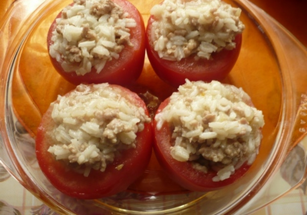 Pomidory faszerowane mięsem mielonym i ryżem foto