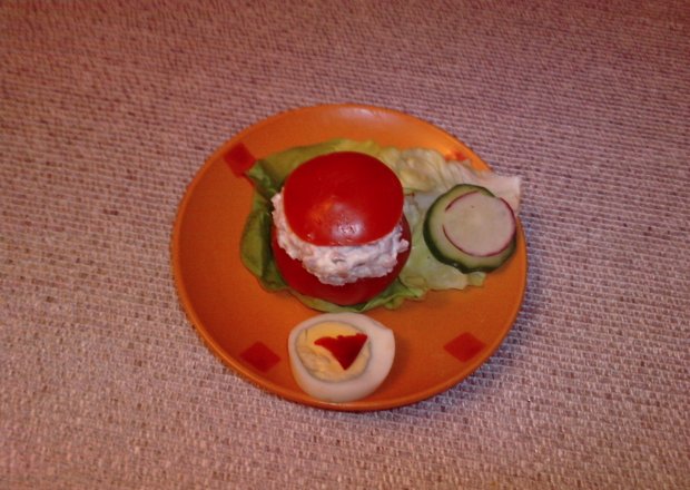 Fotografia przedstawiająca Pomidory faszerowane pastą o smaku papryki