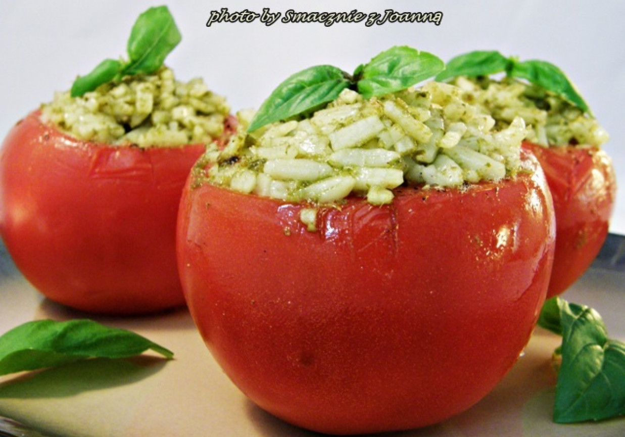 Pomidory faszerowane risi z pesto genovese foto