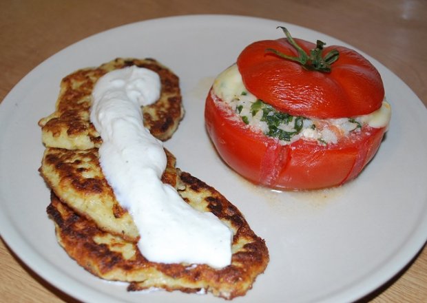 Fotografia przedstawiająca Pomidory faszerowane ryżem, szpinakiem i fetą