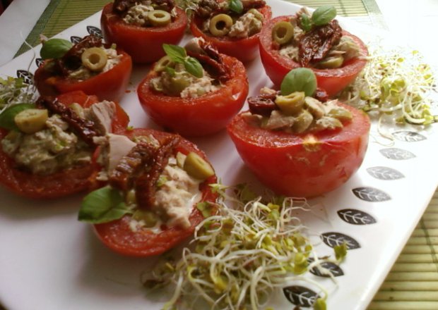 Fotografia przedstawiająca Pomidory faszerowane sałatką z tuńczyka, oliwek i kiełków