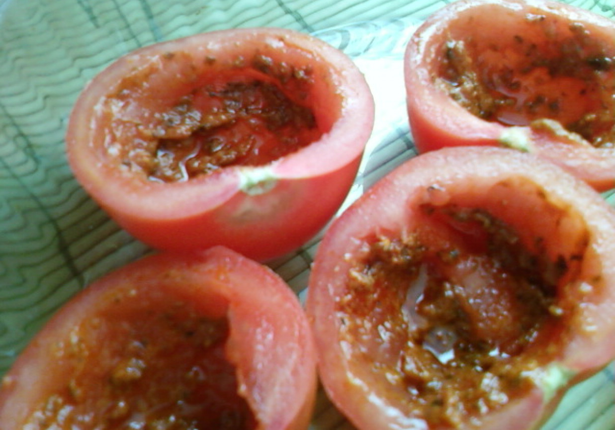 Pomidory faszerowane sałatką z tuńczyka, oliwek i kiełków foto