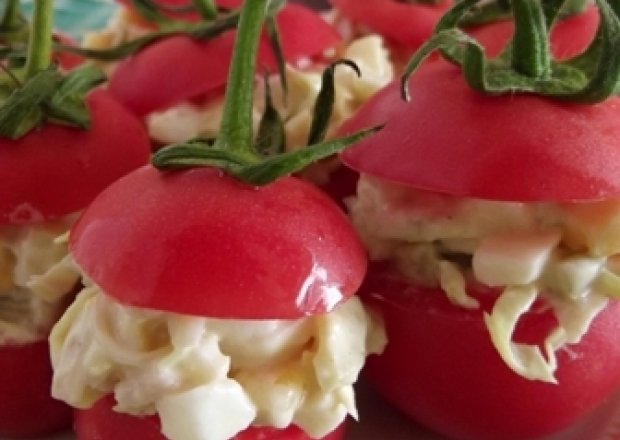 Fotografia przedstawiająca Pomidory faszerowane sałatką