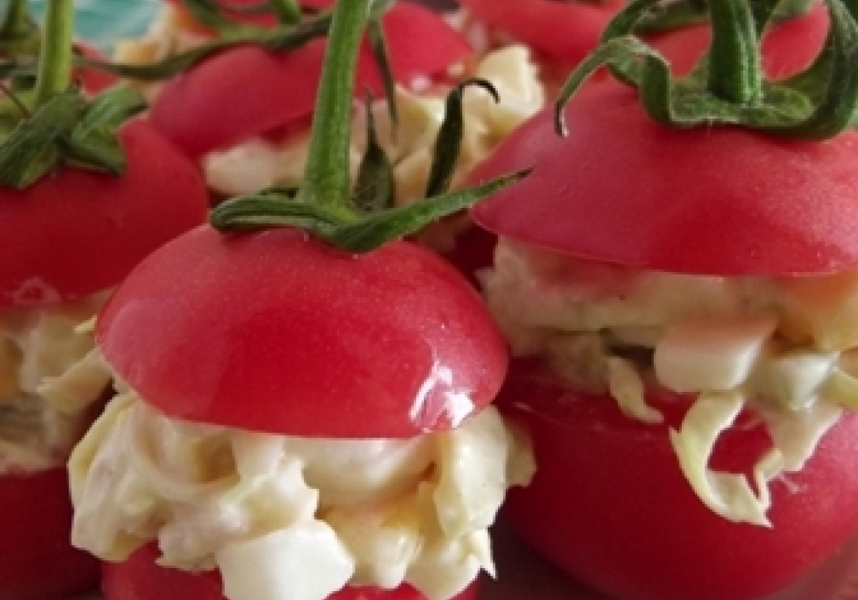 Pomidory faszerowane sałatką foto