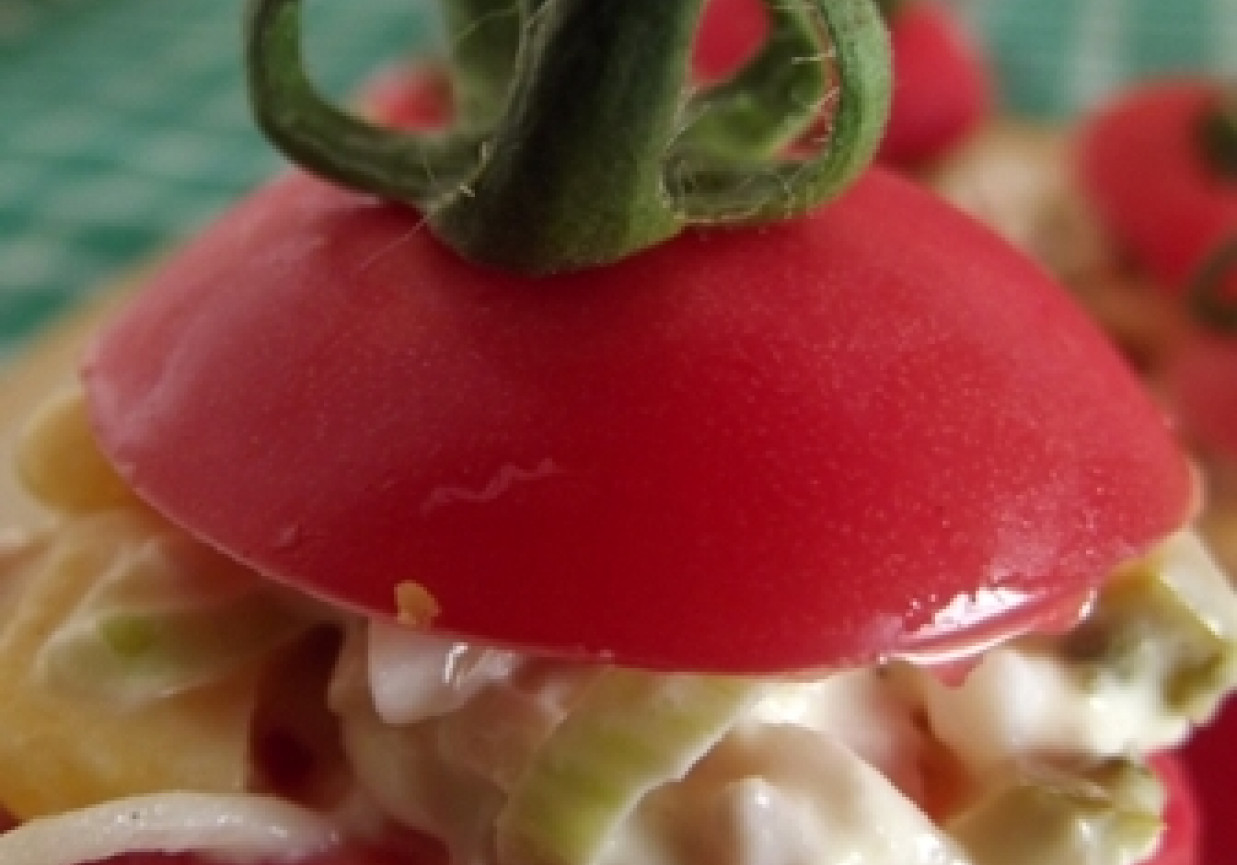 Pomidory faszerowane sałatką foto