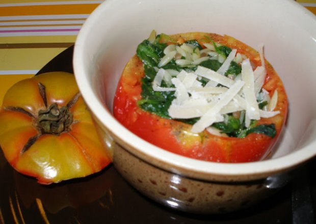 Fotografia przedstawiająca Pomidory faszerowane szpinakiem z czosnkiem, makaronem i parmezanem
