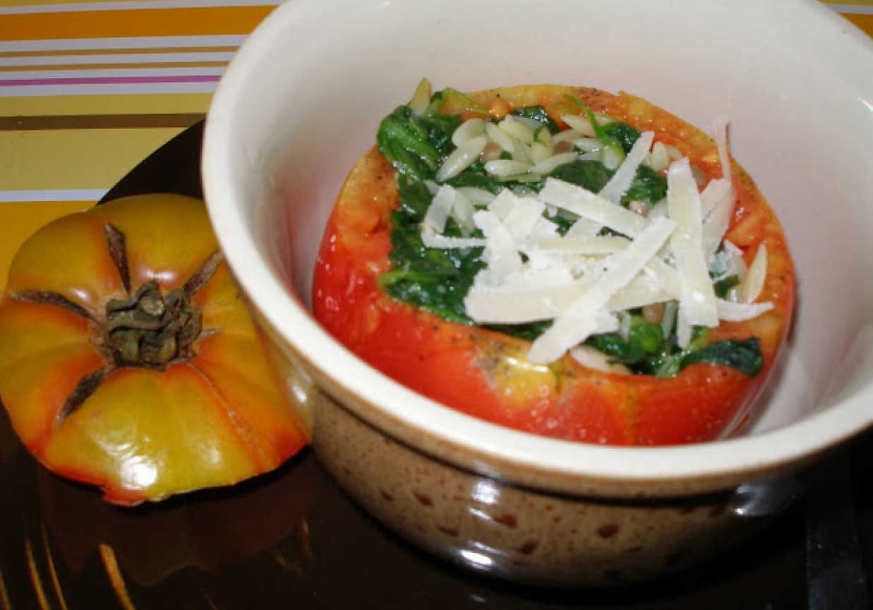 Pomidory faszerowane szpinakiem z czosnkiem, makaronem i parmezanem foto