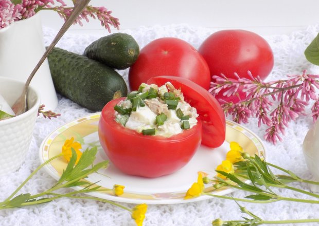 Fotografia przedstawiająca Pomidory faszerowane wiosenną sałatką z tuńczykiem