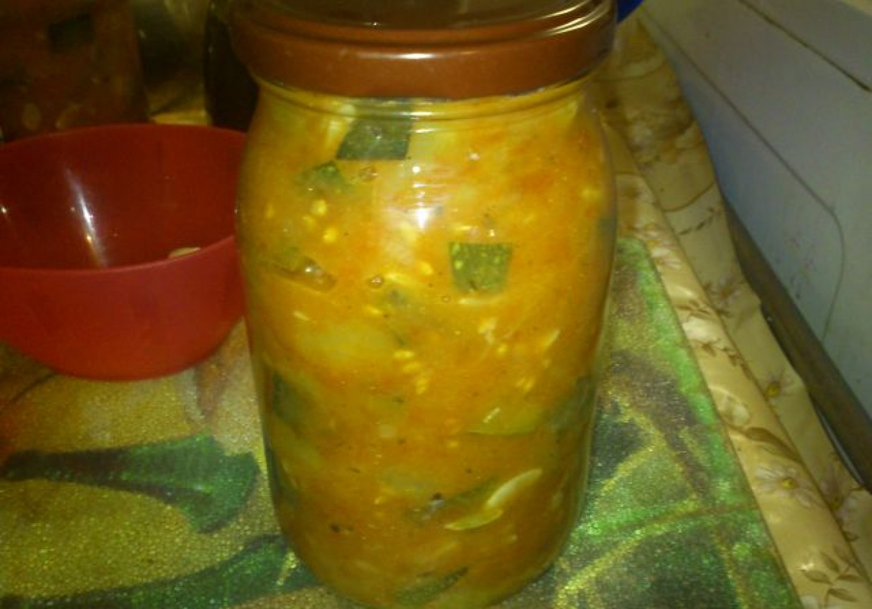 Pomidory i cukinia sos do makaranów w słoiku foto