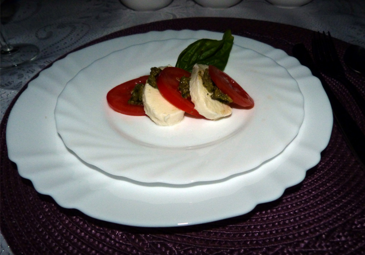 Pomidory i mozarella z domowym pesto foto