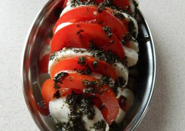 Fotografia przedstawiająca Pomidory i mozzarella z suszoną bazylią.