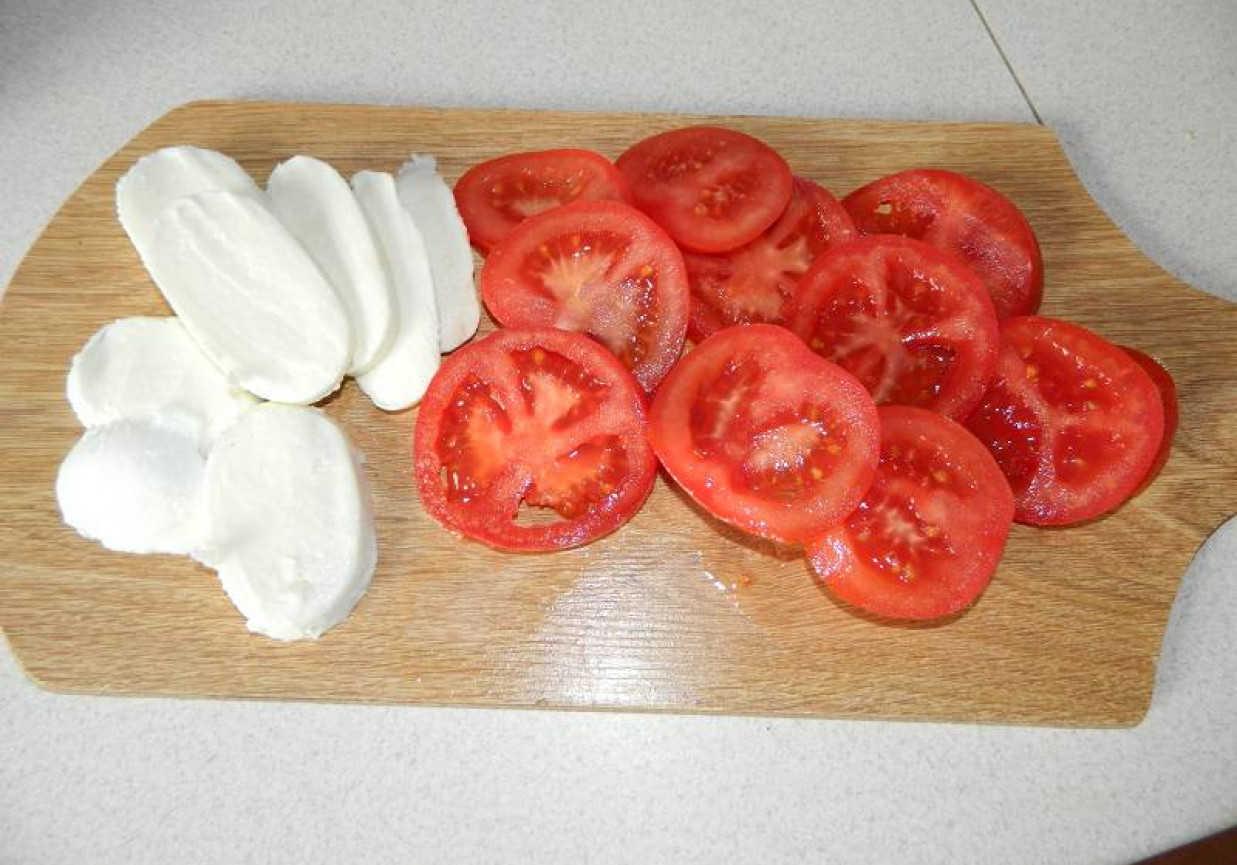 Pomidory i mozzarella z suszoną bazylią. foto