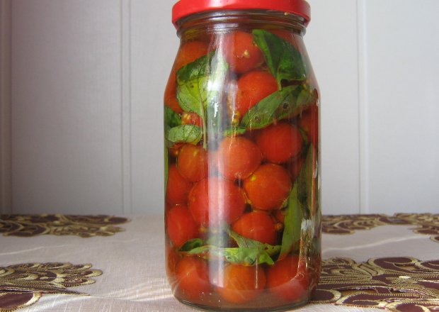 Fotografia przedstawiająca Pomidory koktajlowe marynowane z oleju