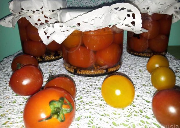Fotografia przedstawiająca Pomidory koktajlowe w occie