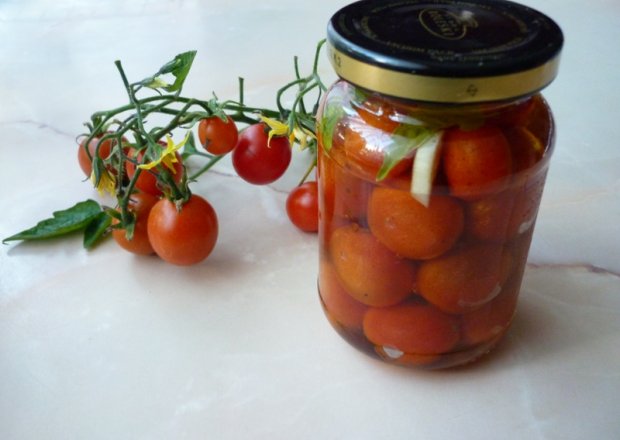 Fotografia przedstawiająca Pomidory koktajlowe w zalewie z oliwy