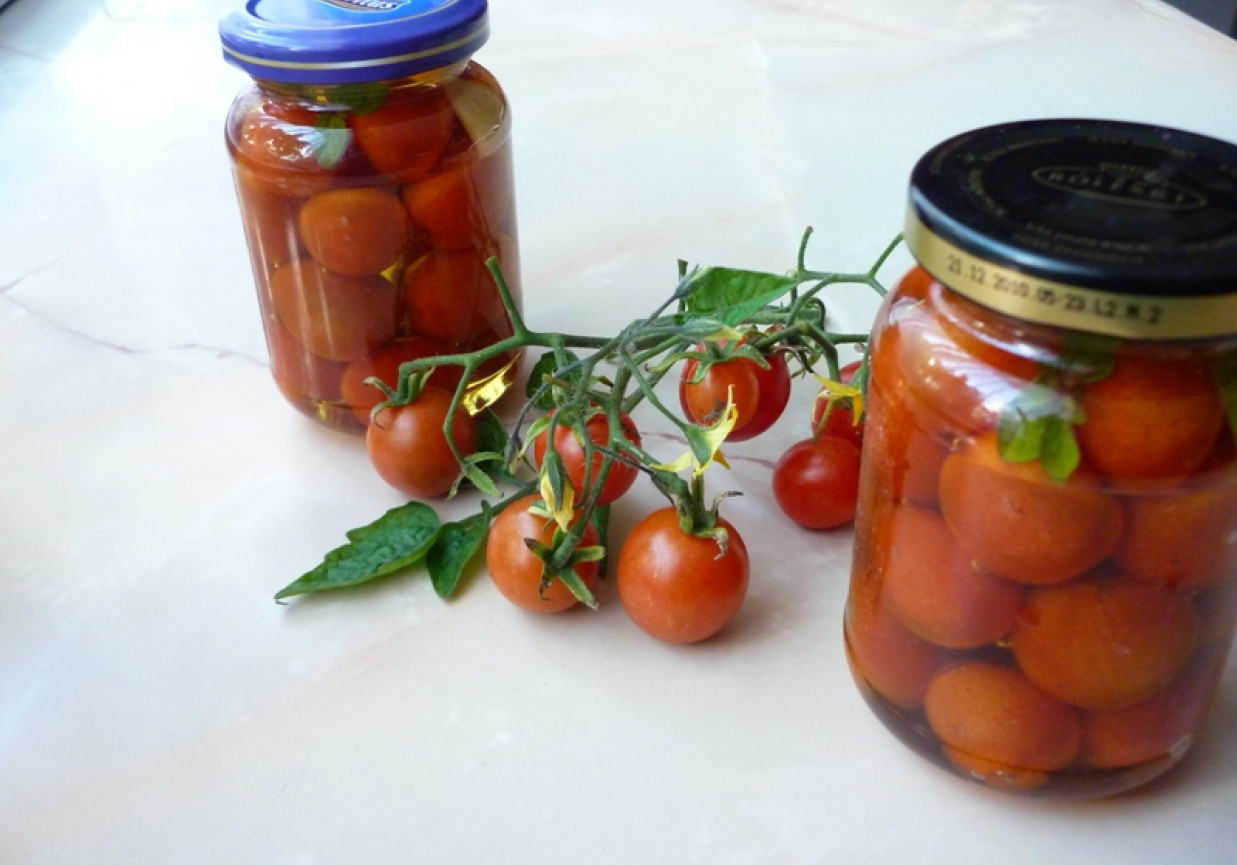Pomidory koktajlowe w zalewie z oliwy foto