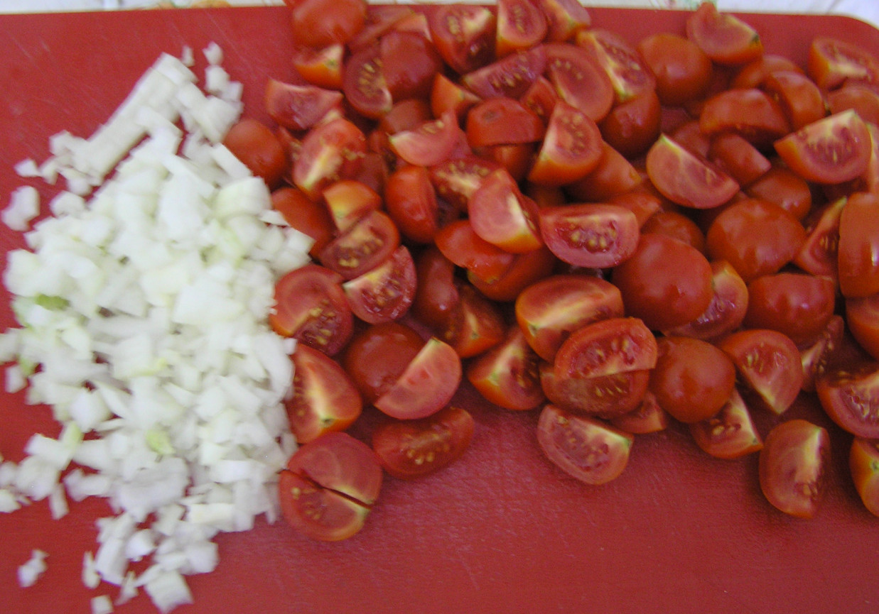 Pomidory koktajlowe z serem feta foto