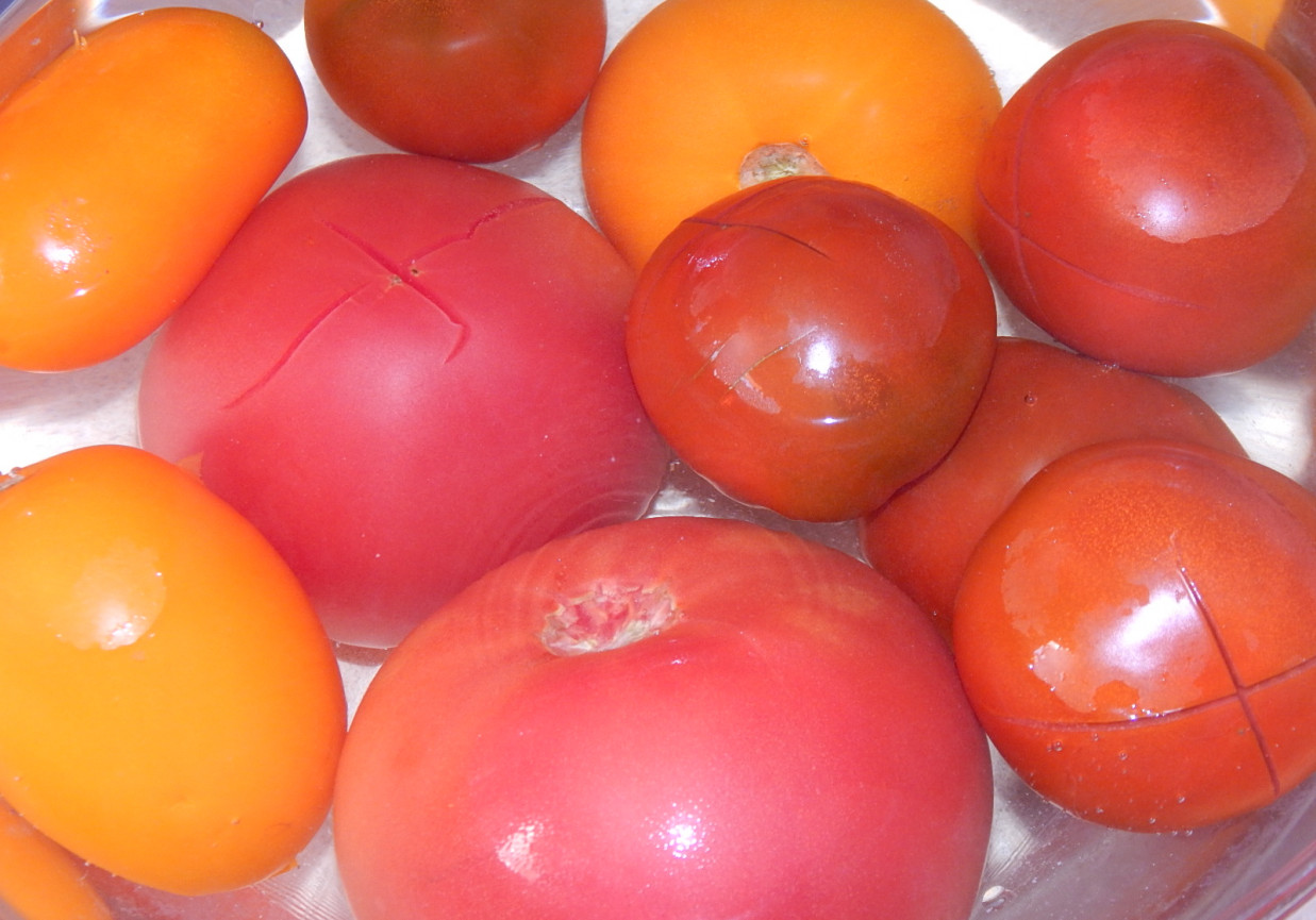 Pomidory krojone w soku własnym foto