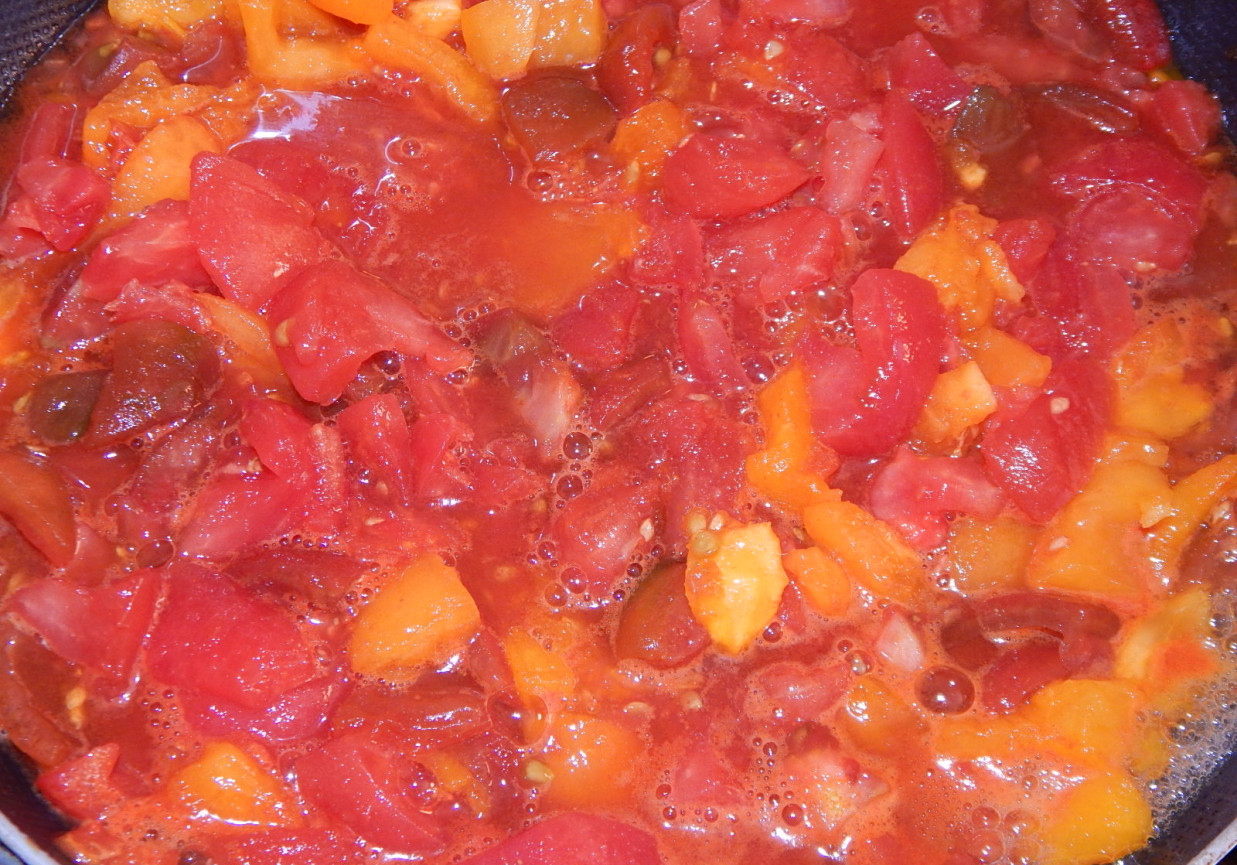 Pomidory krojone w soku własnym foto