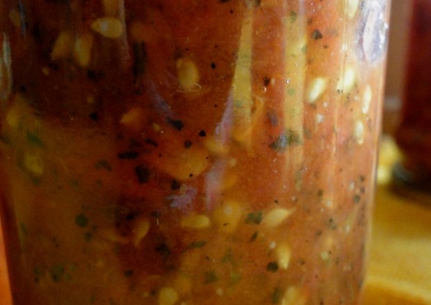 Fotografia przedstawiająca Pomidory krojone z czosnkiem i ziołami prowansalskimi