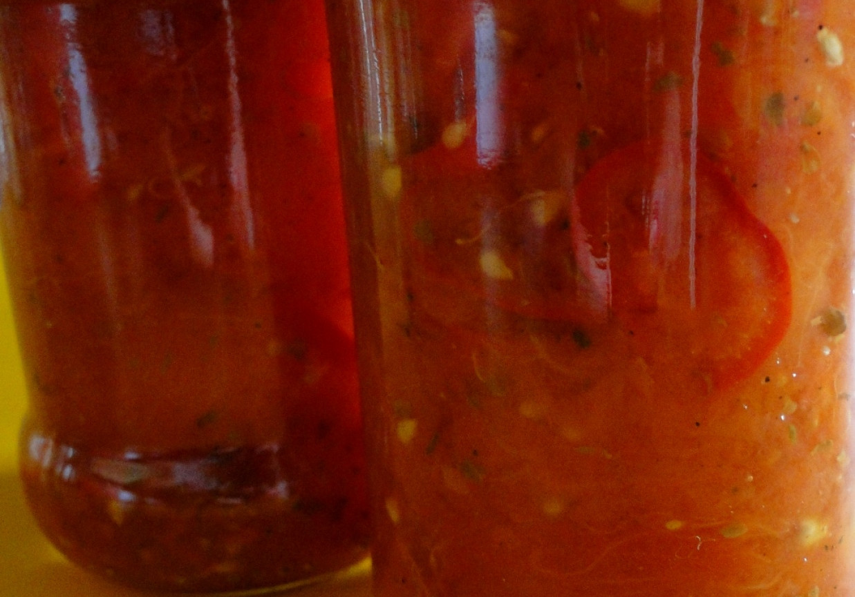 Pomidory krojone z oregano i chili foto