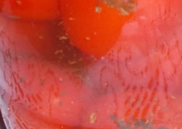 Fotografia przedstawiająca pomidory marynowane z bazylią