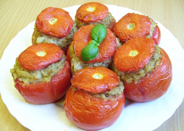 Fotografia przedstawiająca Pomidory nadziewane kapustą, ryżem i mięsem