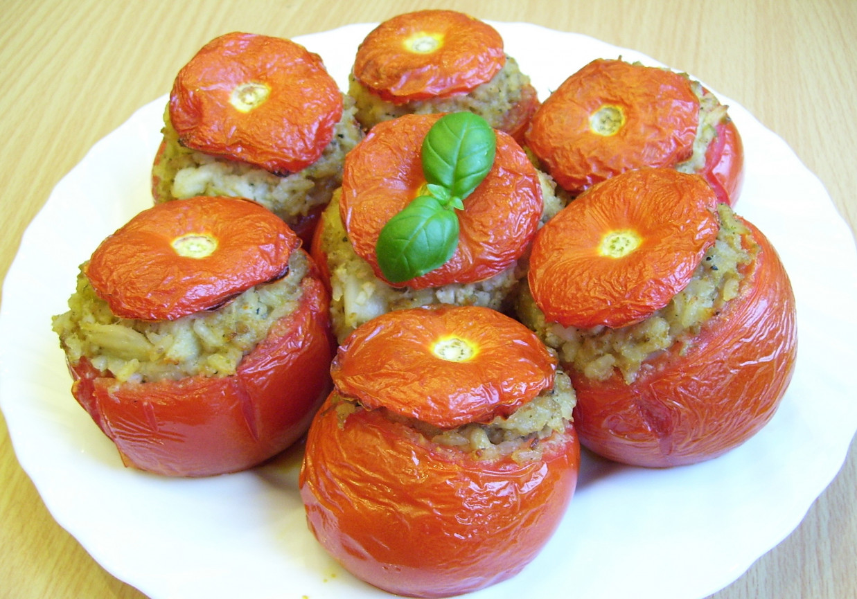 Pomidory nadziewane kapustą, ryżem i mięsem foto