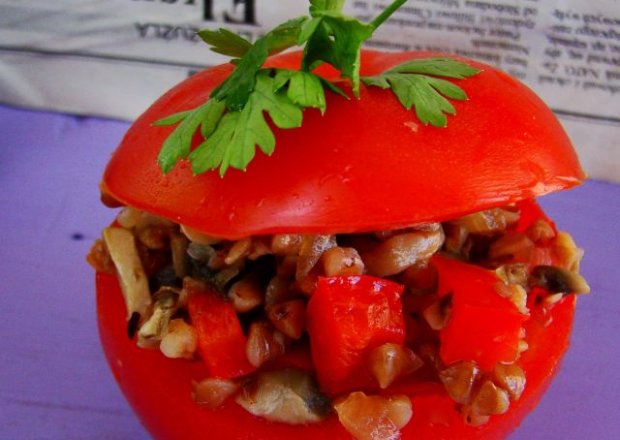 Fotografia przedstawiająca Pomidory nadziewane kaszą  gryczaną z pieczarkami