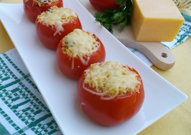 Fotografia przedstawiająca Pomidory nadziewane kaszą kuskus i suszonymi pomidorami.