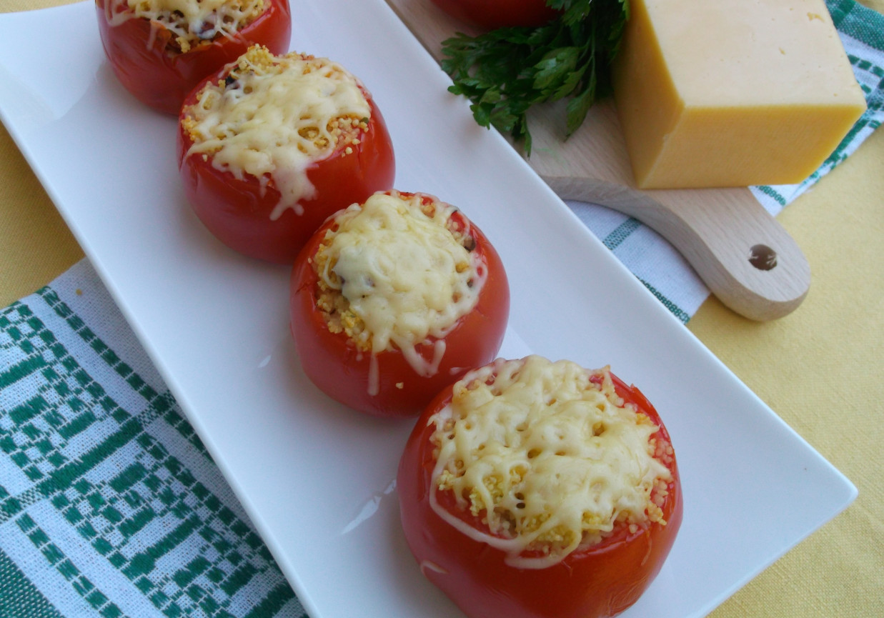 Pomidory nadziewane kaszą kuskus i suszonymi pomidorami. foto