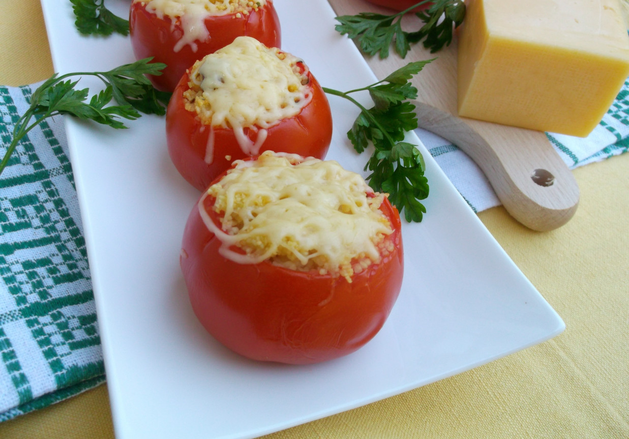 Pomidory nadziewane kaszą kuskus i suszonymi pomidorami. foto
