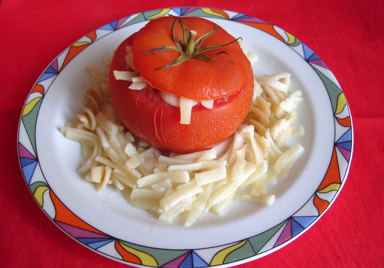 Pomidory nadziewane makaronem foto