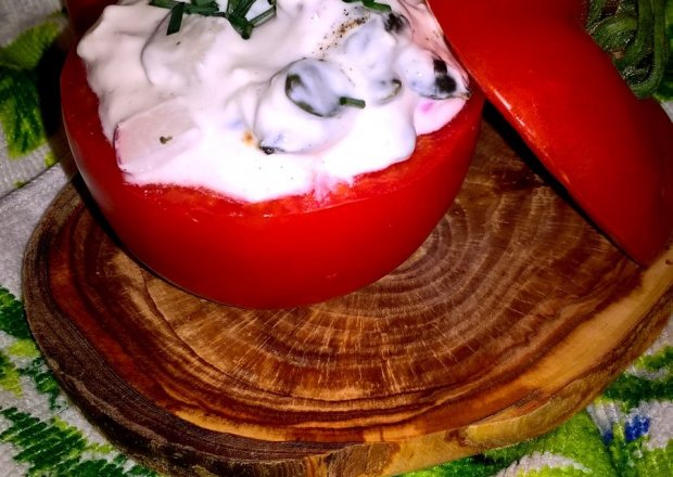 Fotografia przedstawiająca Pomidory nadziewane pastą z białego sera i pestek dyni