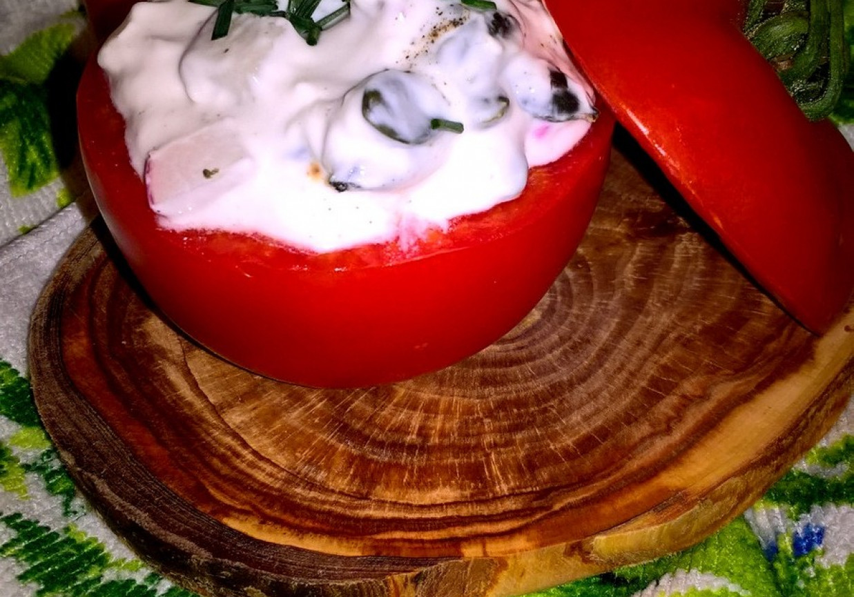 Pomidory nadziewane pastą z białego sera i pestek dyni foto