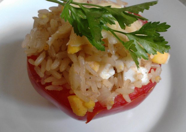 Fotografia przedstawiająca Pomidory nadziewane ryżem i jajkiem