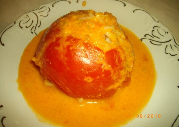 Fotografia przedstawiająca Pomidory nadziewane ryżem i kiełbasa szynk.