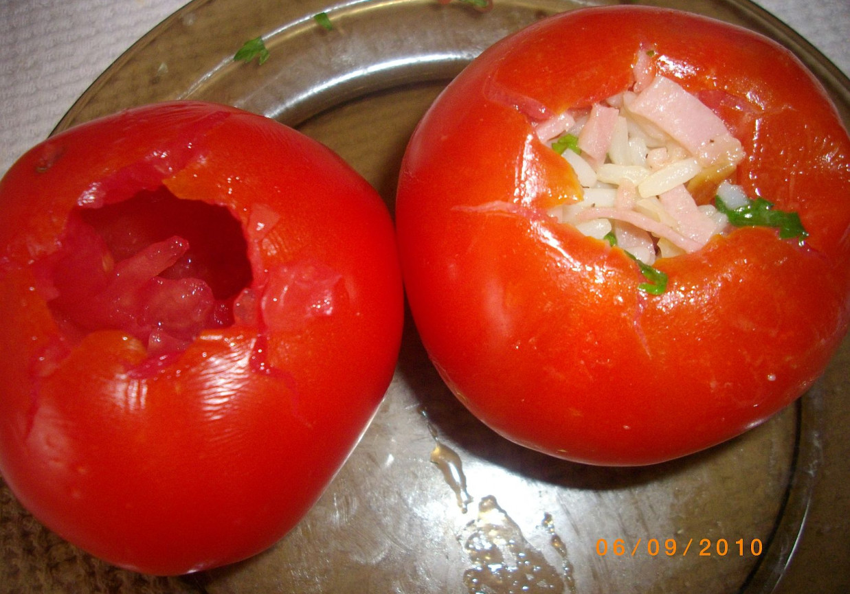 Pomidory nadziewane ryżem i kiełbasa szynk. foto