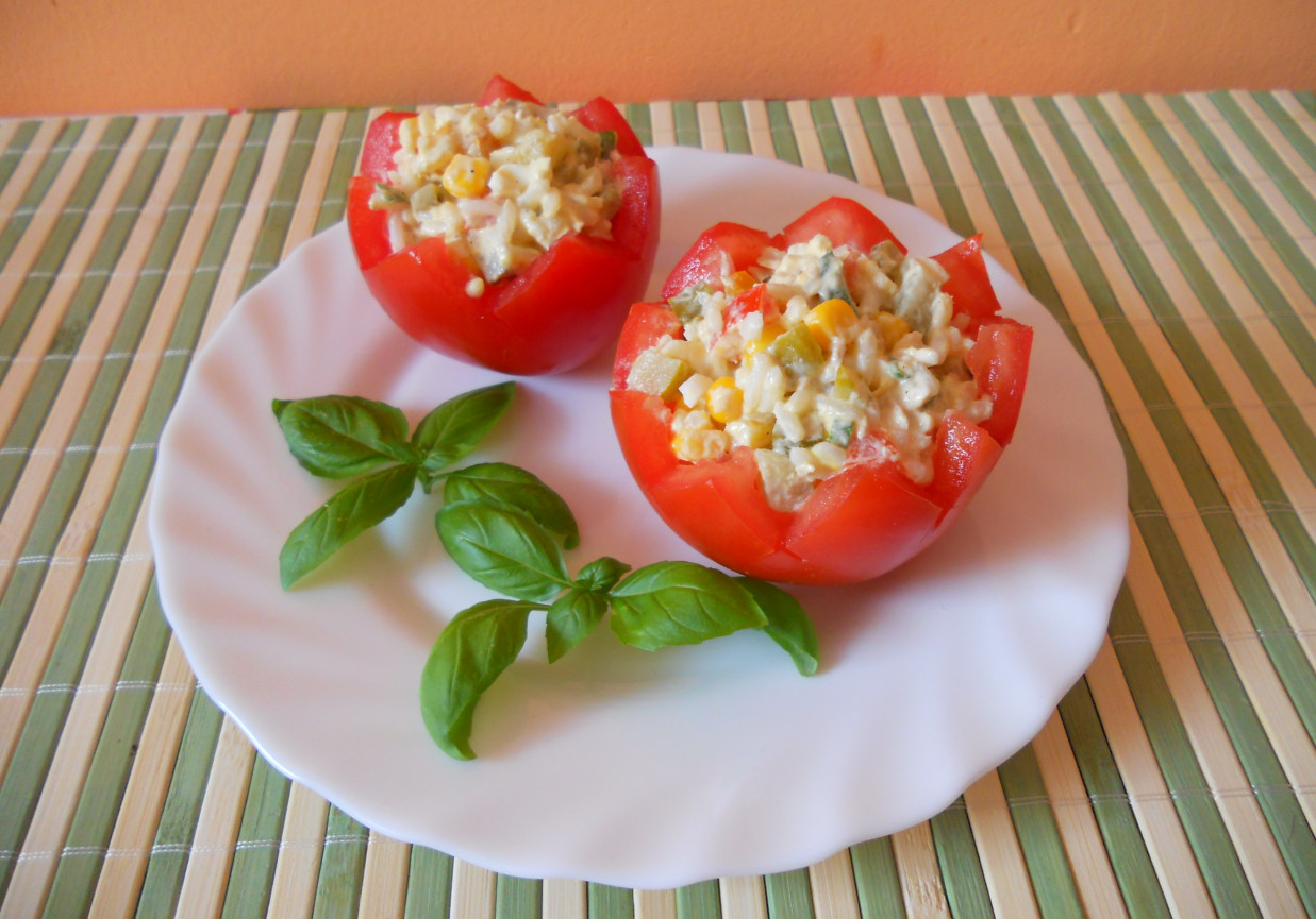 Pomidory nadziewane sałatką foto