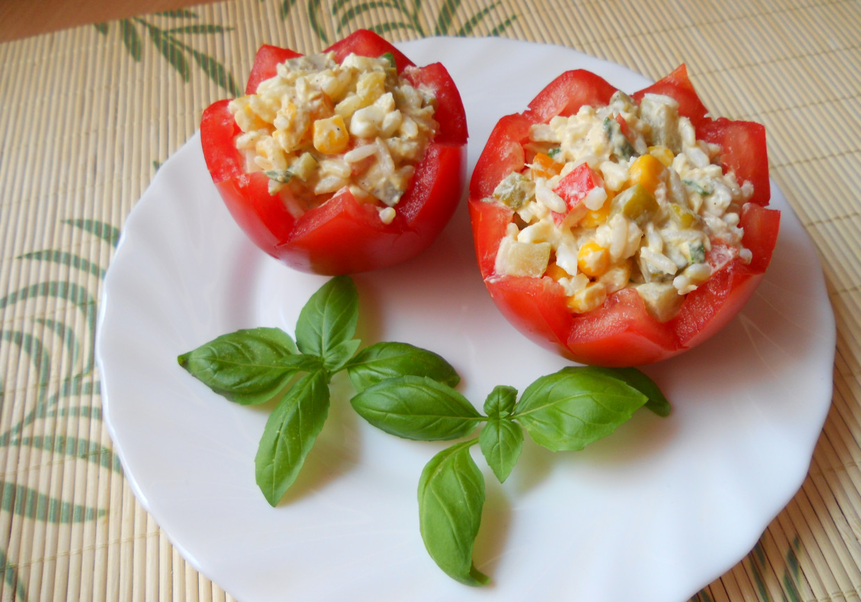 Pomidory nadziewane sałatką foto