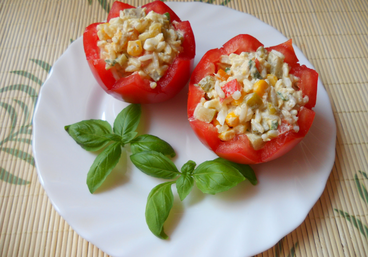 Pomidory nadziewane sałatką foto