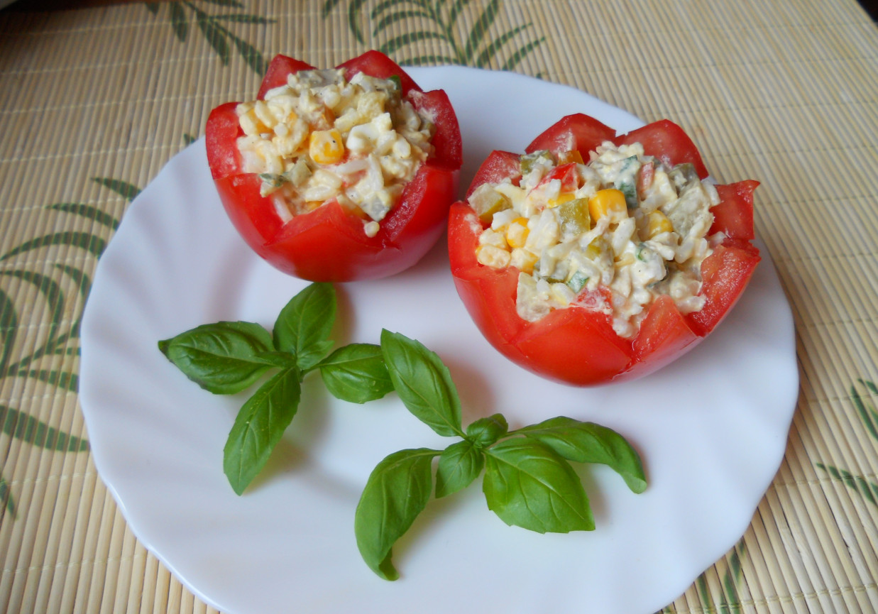 Pomidory nadziewane sałatką foto