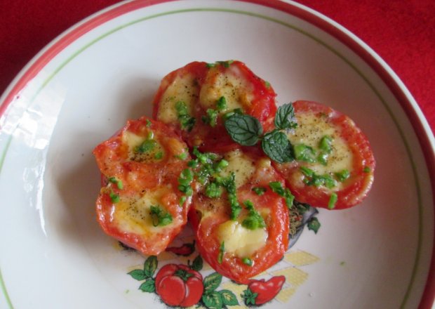 Fotografia przedstawiająca Pomidory nadziewane serem na ciepło
