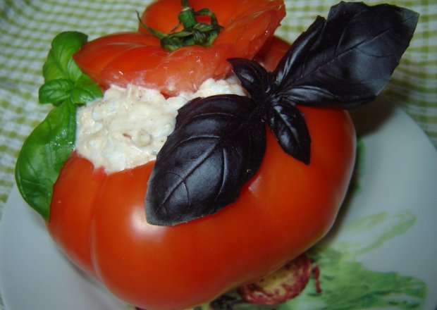 Fotografia przedstawiająca Pomidory nadziewane tuńczykiem