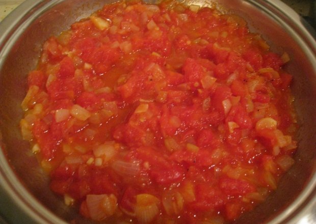 Fotografia przedstawiająca Pomidory smażone z cebulką